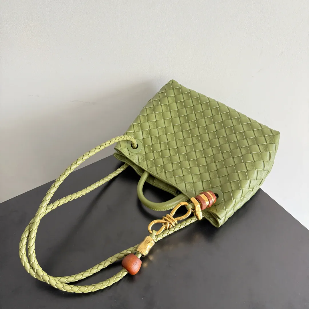 The new Andiamo batch of 3060 BV is shipped‼ ️The classic intercciato weaving process is used to create a soft bag, the metal knot is made of micro-cast aluminum using jewelry technology🪢, and the decorative beads are made of metal and hand-polished oak, allowing you to jump repeatedly between elegance and fun💃, making it unpredictable. Classic and versatile, it shows off your temperament, and the bag has a large capacity, making it very convenient for daily commuting! It has a variety of carrying methods, the shoulder straps can be adjusted by yourself, the original lambskin feels soft and delicate, and the unisex style breaks gender boundaries and brings a more practical and long-lasting use experience. The Andiamo, which has both elegant and casual styles, perfectly interprets the "fashionable old money style". Style number: 743568+wood hardware Color: Matcha green Size: 25*22*10.5cm